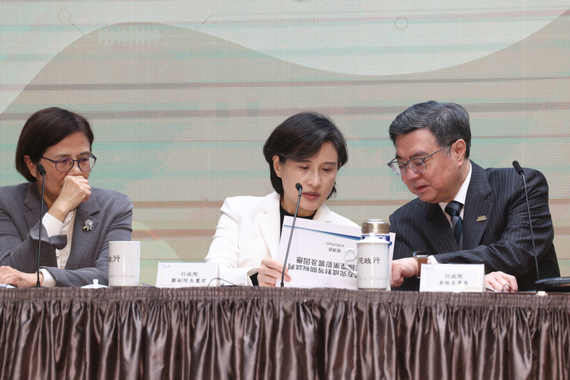 行政院20日舉行「台美關稅談判說明記者會」，院長卓榮泰（右）、副院長鄭麗君（中）、政委楊珍妮（左）等人出席，鄭麗君在會中與卓榮泰交換意見。

