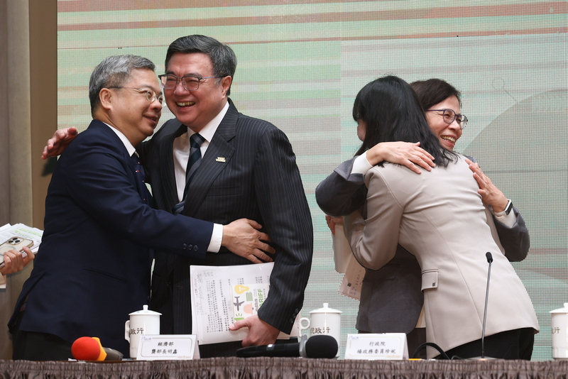 行政院20日舉行「台美關稅談判說明記者會」，說明台美談判成果，會後院長卓榮泰（左2）與經濟部長龔明鑫（左1）等人擁抱致意，右2為政委楊珍妮。