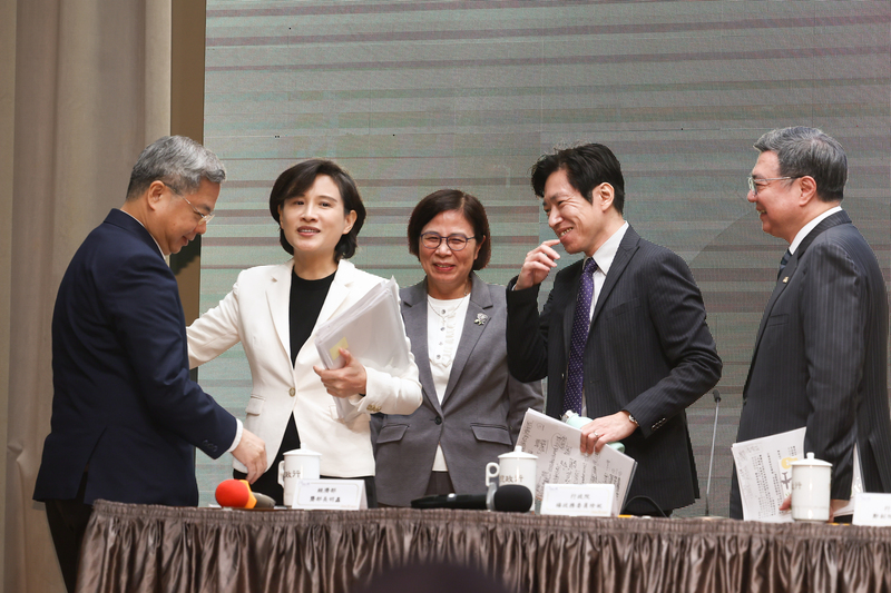 行政院20日舉行「台美關稅談判說明記者會」，說明台美談判成果，會後院長卓榮泰（右起）、秘書長張
惇涵、政委楊珍妮、副院長鄭麗君、經濟部長龔明鑫ㄧ同展露笑容。(中央社)