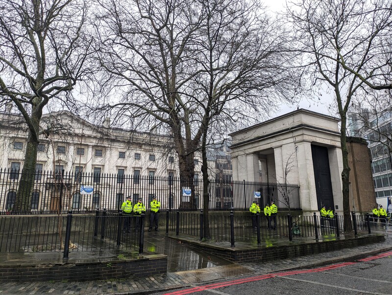 英國政府20日宣布核准中國在倫敦興建巨型使館，裁決書提到，申請國是否為中國，這件事本身不是建案審議應考慮的重要因素。圖為使館預定地周邊群眾抗議活動登場前，警方維安待命。
