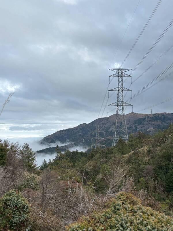 目前花蓮地區供電以橫貫中央山脈的「新東西線」高壓輸電線路為主，若能推動「蘇花安」電網共構，將提升花東電網韌性。圖為新東西線。
（台電提供）