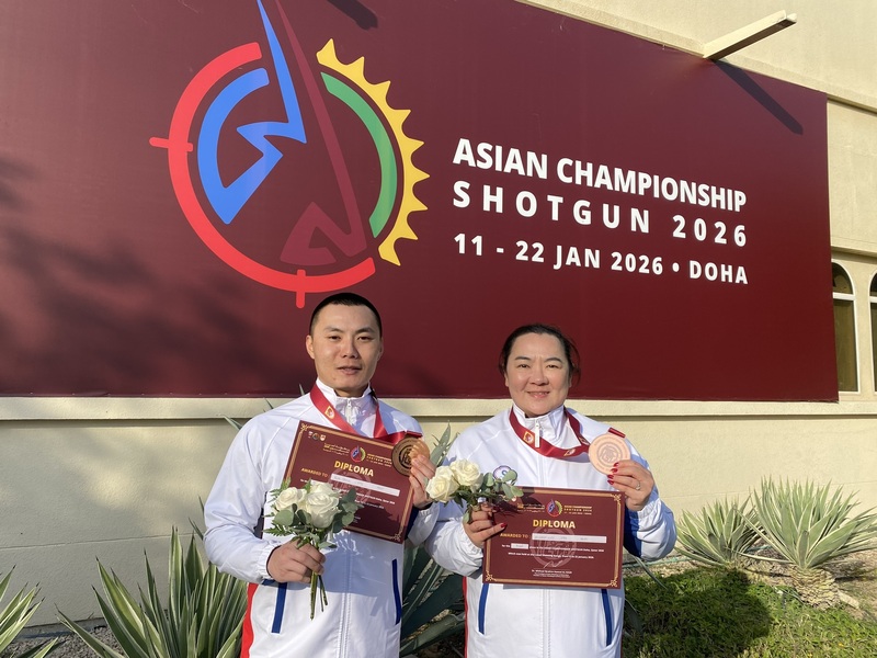 在卡達杜哈舉行的2026亞洲飛靶射擊錦標賽21日進行最後一天賽程，台灣好手陳貴鵬（左）搭檔林怡君（右）在不定向飛靶混雙賽事拿下銅牌。
（中華民國射擊協會提供）