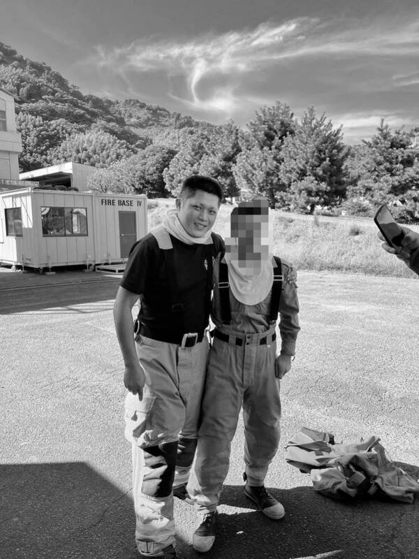 基隆市政府消防局小隊長詹能傑（左）因公殉職。基隆市政府23日晚間表示，將依法規啟動追贈與褒揚、追晉分隊長，並設教育儲蓄戶，照顧他子女的學習權益。（翻攝自消防局臉書）