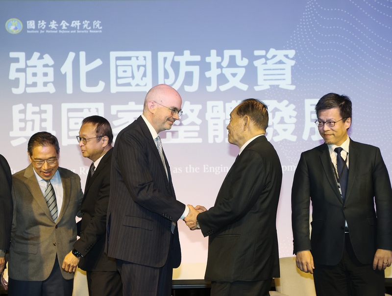 國防院22日舉辦「強化國防投資與國家整體發展」講座，邀請AIT處長谷立言(前左3)專題演講，與國防安全研究院董事長霍守業(右2)握手致意。(中央社)
