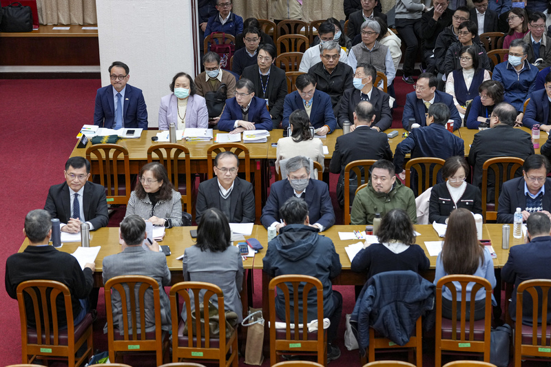 115年度中央政府總預算案持續卡關，國民黨與民眾黨團提出115年總預算案新興計畫動支案並在22日進行朝野協商，行政院副秘書長阮昭雄（1排左1）、行政院主計總處主計長陳淑姿（1排左2）等人列席備詢。