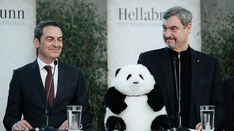 德國巴伐利亞邦總理居德（右）21日在慕尼黑海拉布倫動物園宣布，2028年將迎來兩頭中國大貓熊，並視其為巴伐利亞與中國友好象徵。
（海拉布倫動物園提供）