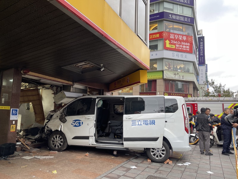 三立電視台一輛採訪車23日下午不明原因失控暴衝，
撞進彰化銀行吉林分行內，造成10人輕重傷，現場
一片狼藉。

