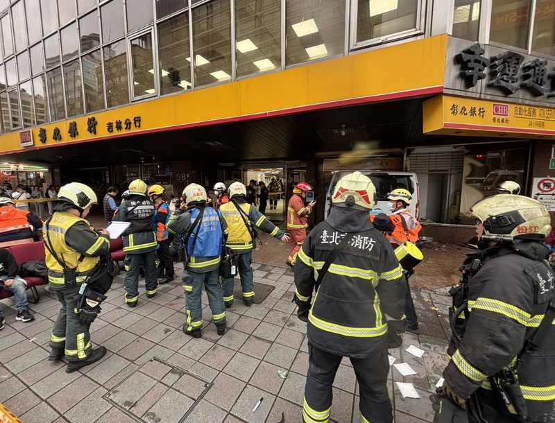 一輛三立電視台採訪車23日下午突然失控撞進台北市中山區的彰化銀行吉林分行內，大批警消獲報趕往現場處理，事發現場周邊已先拉起封鎖線。
（翻攝照片）

