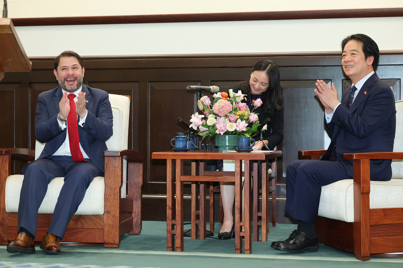 總統賴清德（右）23日下午在總統府接見2026年首名訪台的美國國會議員加勒戈（左），雙方就台美經貿與安全關係及區域情勢等重要議題交換意見。