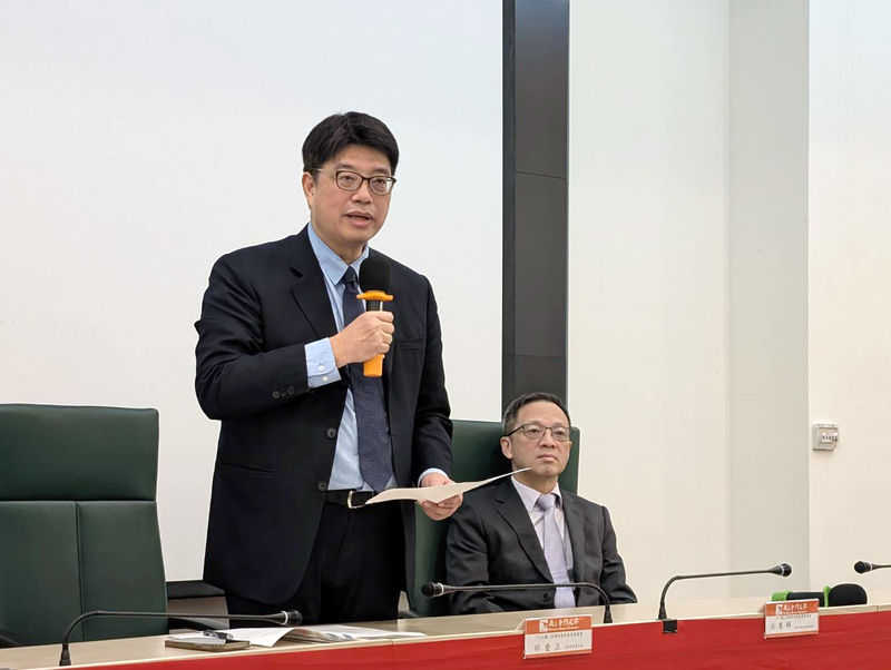 小三通25週年未來展望座談會23日在金門大學舉行，大陸委員會主委邱垂正(左)出席。