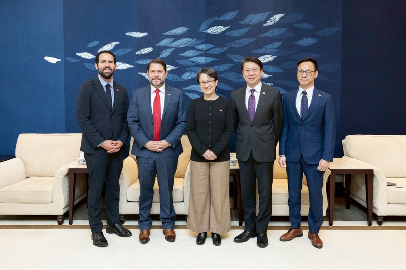 副總統蕭美琴23日上午接見美國聯邦參議員加勒戈
（Ruben Gallego，另譯：蓋耶哥）訪問團表示，台積
電在美的成功來自台美政府密切協調與亞利桑納州及
鳳凰城的支持，盼相關成就能展現台灣對全世界的貢
獻。
（總統府提供）
