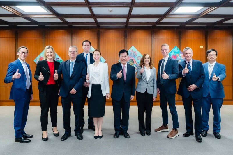 外交部長林佳龍（右5）23日接見美國智庫「德國馬
歇爾基金會」跨大西洋專家學者訪問團。
（外交部提供）