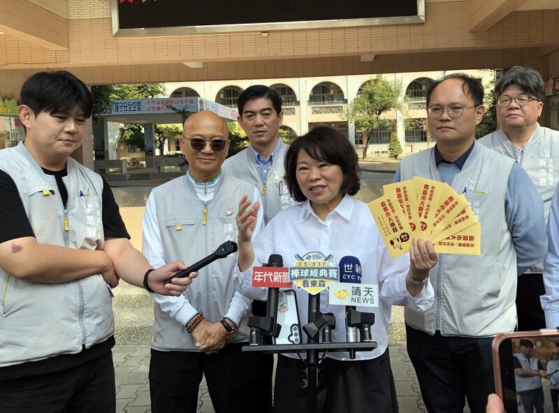 嘉義市政府24日起、一連2天加碼普發每名市民新台幣6000元現金，及65歲以上長輩每人1000元春節禮金；市長黃敏惠（前右2）受訪表示，市府預估這次發放現金可創造約30億元的商機。