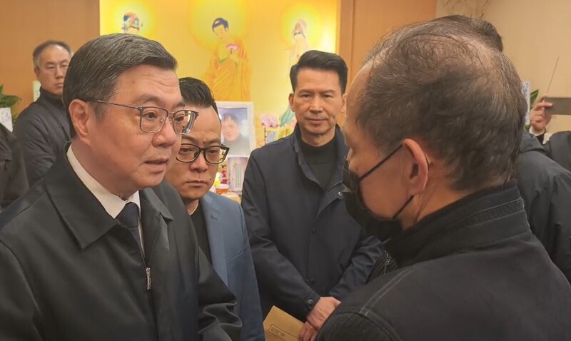 基隆市消防局小隊長詹能傑日前在火場捨身救人殉職。行政院長卓榮泰（左）24日前往靈堂上香，慰問詹能傑的家屬。（讀者提供）


