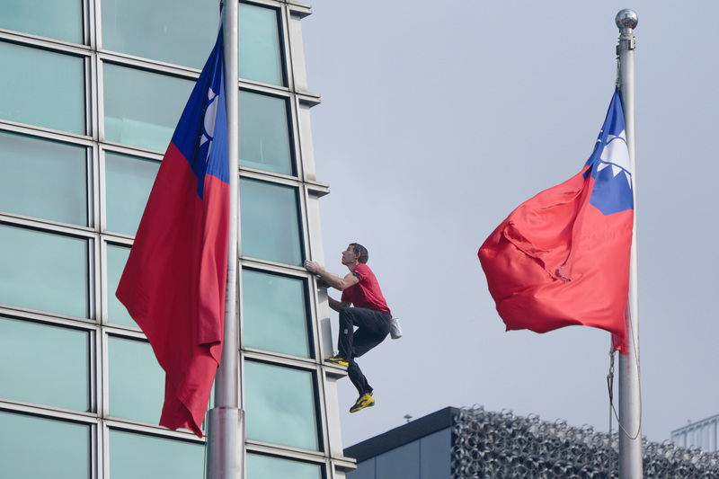 美國自由攀岩好手霍諾德（Alex Honnold）25日徒手攀登台北101大樓，受到各界矚目。