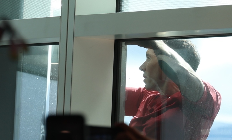 美國自由攀岩好手霍諾德（Alex Honnold）挑戰徒手攀爬台北101 25日上午9時登場，許多民眾守候在89樓觀景台為他加油打氣。
