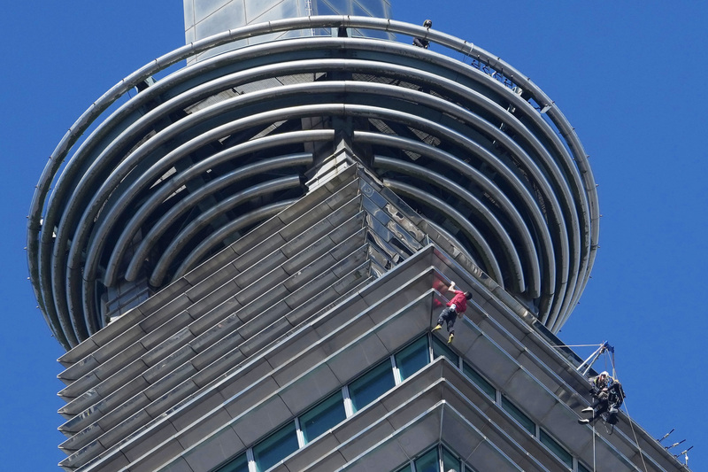 美國自由攀岩好手霍諾德（Alex Honnold）25日徒手攀登台北101大樓，在無安全繩的裝備下，運用強大
的肌力完成攀爬。
