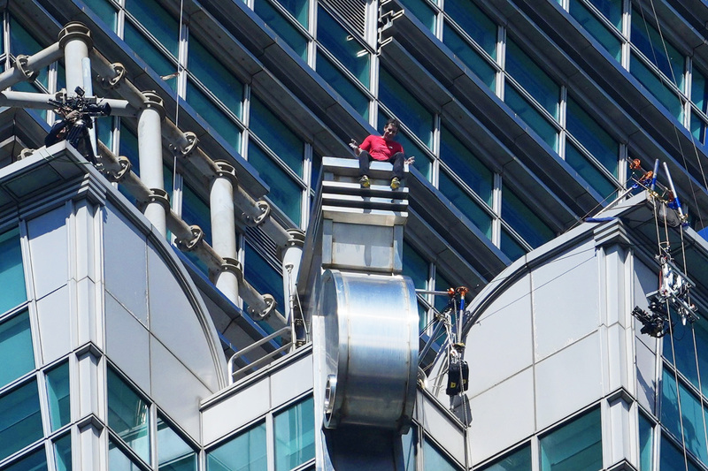 美國自由攀岩好手霍諾德25日徒手攀登台北101大樓。