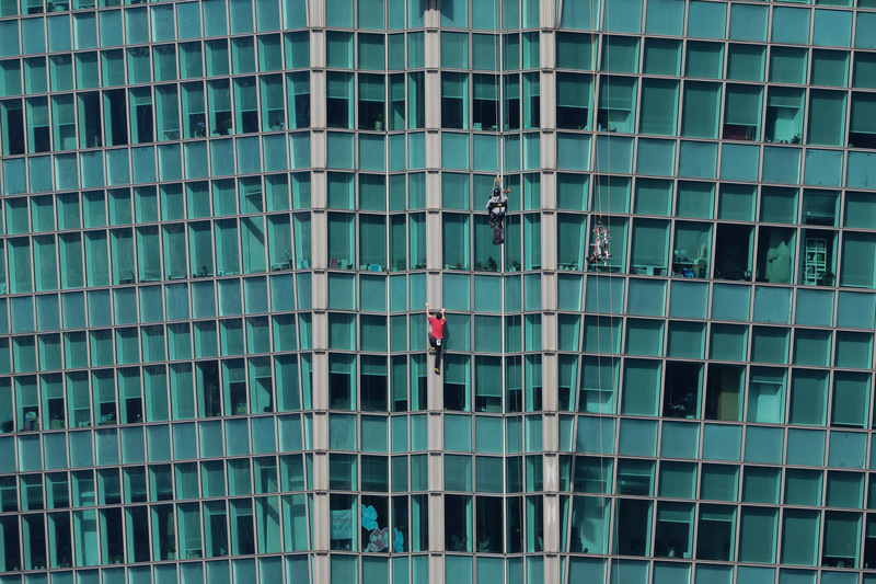 美國攀岩好手霍諾德（Alex Honnold）（紅衣）25日挑戰徒手獨攀台北101。
