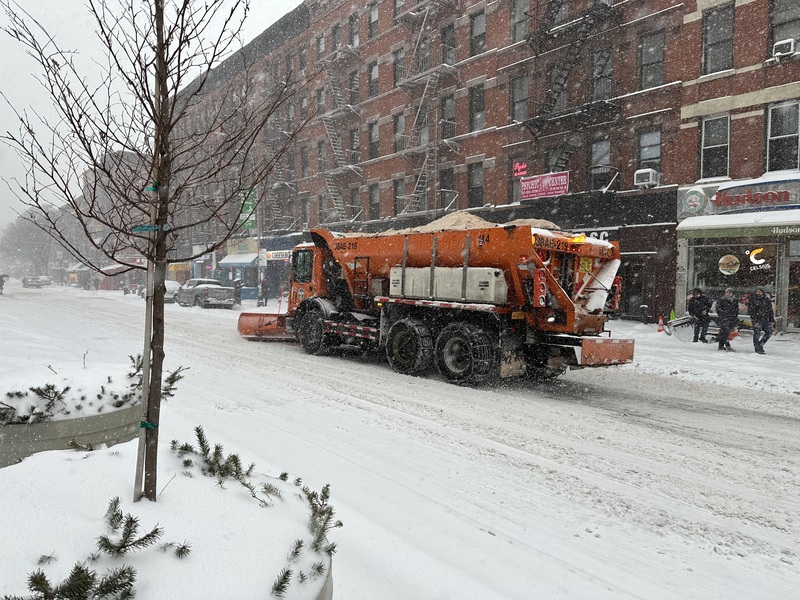 圖為紐約曼哈頓的鏟雪車持續運作維繫交通。
