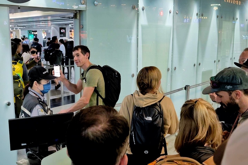 美國自由攀岩好手霍諾德(Alex Honnold)(左2)在成功攻頂台北101後，26日早上搭機離台，霍諾德未受訪，許多搭機民眾看見霍諾德紛紛搶著和他合照，還有旅客對著他高喊Hero。
