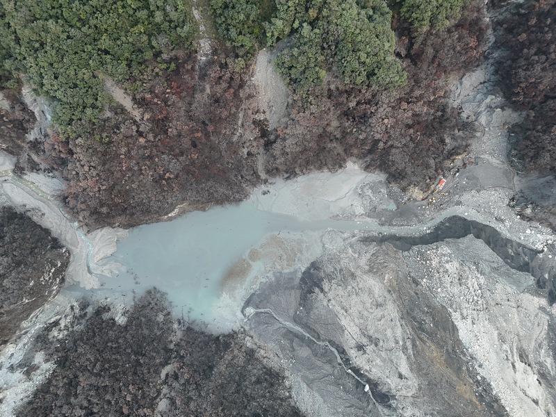 花蓮馬太鞍溪堰塞湖經林業保育署花蓮分署近1個月的艱險施工，蓄水量由27.9萬降至2.6萬立方公尺，大幅降低潛在風險，達成階段性任務。（林業保育署花蓮分署）