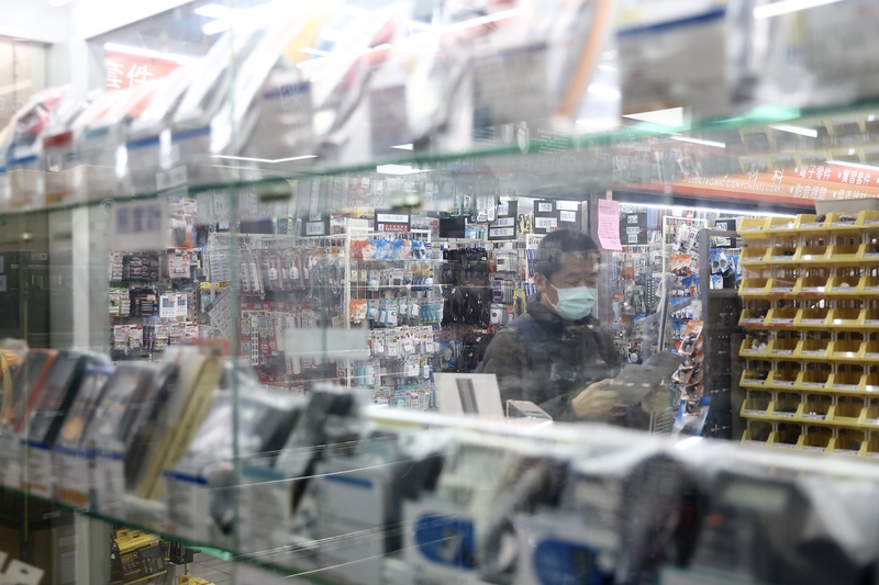 台經院上修2026年經濟成長率至4.05%，看好人工智慧（AI）需求續熱、關稅疑慮淡化、民間消費動能回升，預期將轉為「內外皆溫」，但仍須留意國際政經情勢變化；台灣物價上半年應呈現平穩，全年CPI成長率估為1.66%。圖為台北市中正區光華商場民眾於電子零組件店購物。
