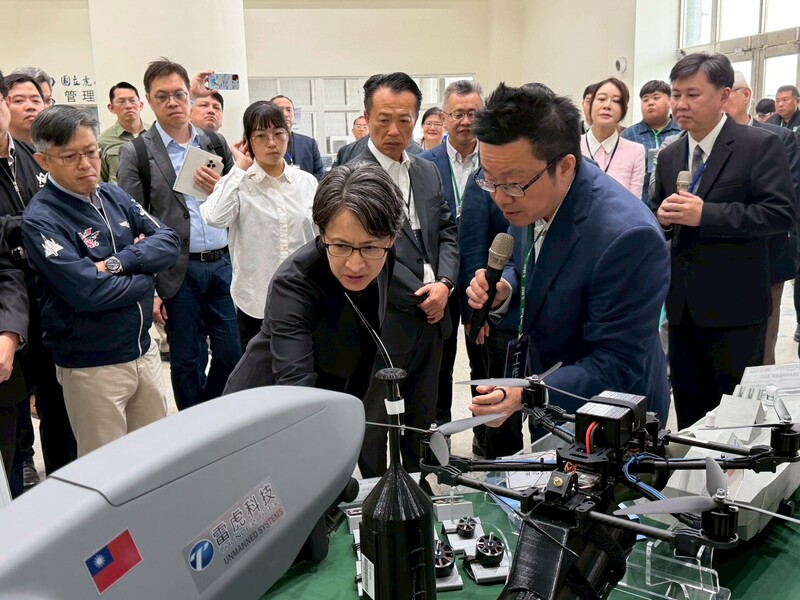 副總統蕭美琴（前排左）26日前往亞洲無人機AI創新
應用研發中心，實地了解台灣無人機產業最新發展。
（雷虎提供）