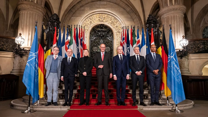 第三屆北海高峰會在德國漢堡舉行，各國領袖與代表在會場內合影。峰會聚焦離岸風電、跨國電網與氫能發展，與會成員並共同簽署「漢堡能源宣言」，強化北海再生能源合作。
（德國聯邦政府提供）