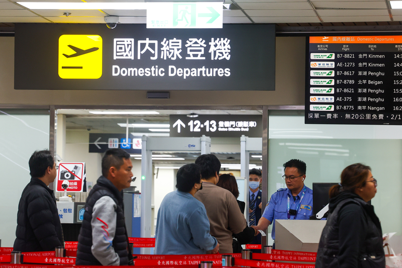 民航局27日宣布，連假疏運期的離島國內線機票，將實施「退票費用分級制」，於航班起飛前分3個不同階段酌收費用，最高收票面價30%。圖為台北松山機場國內線登機入口。
