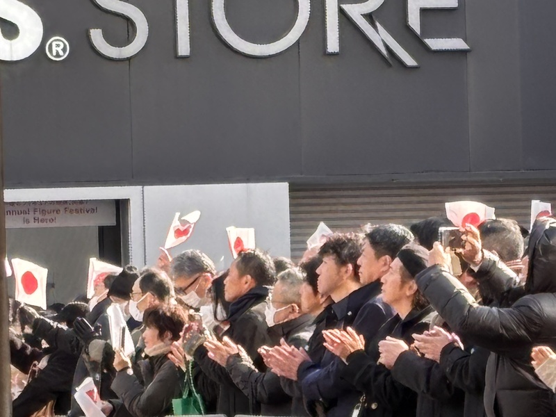 日本首相高市早苗27日上午在東京秋葉原發表首場演說，民眾揮舞國旗支持。(圖：中央社)