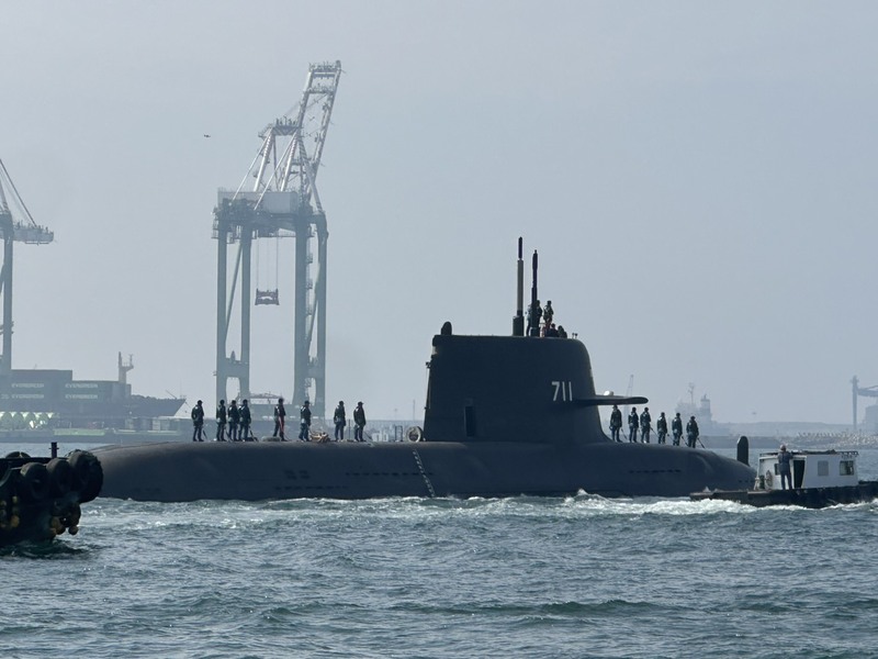 潛艦國造原型艦海鯤艦29日首度潛航測試，上午10時許在層層戒備下出海，潛艦上可見多名國軍人員。(中央社)