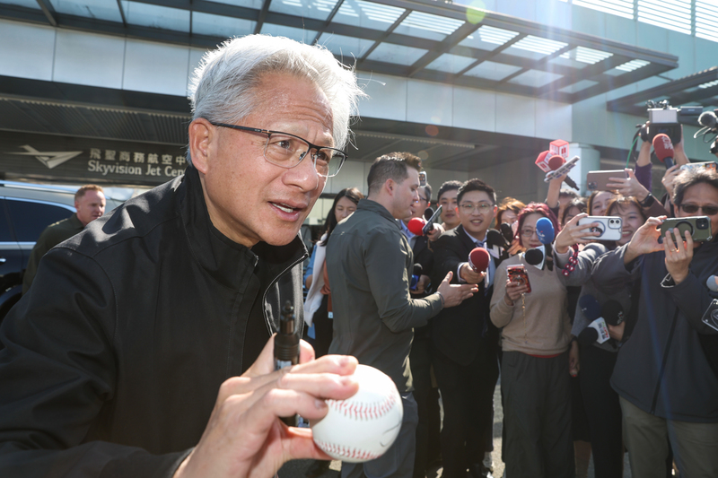 輝達執行長黃仁勳（前左）29日抵達台灣，此行預計參加輝達台灣尾牙。圖為黃仁勳為現場守候的粉絲簽名。

