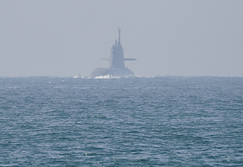 潛艦國造原型艦海鯤艦29日首度潛航測試，在上午10時許駛出高雄港區。
