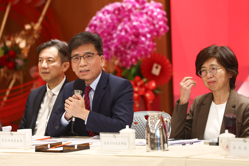 面對立委呼籲檢討台股現行「千股1張」的交易制
度，金管會主委彭金隆（中）29日表示，已請交易所
仔細評估相關成本及風險；改變效益一定要大於改變
成本與風險，這時候才可以改。
