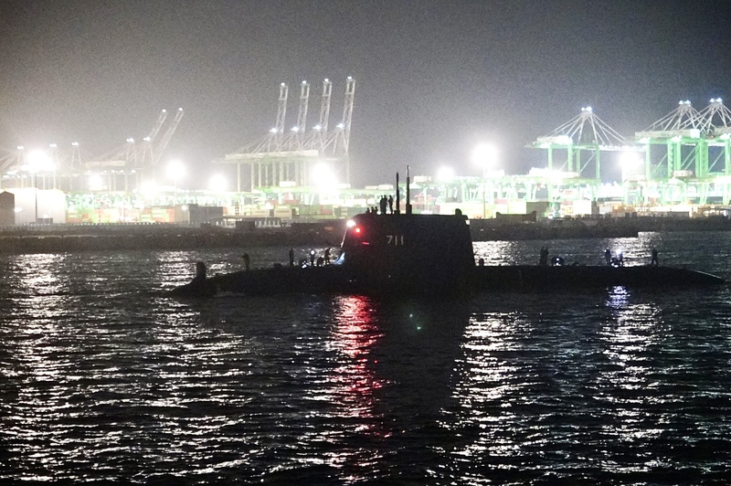 潛艦國造原型艦海鯤艦29日進行第一次潛航測試，吸
引大批媒體、軍事迷關注，上午出海後至晚間天色全
黑才返回高雄港區。
