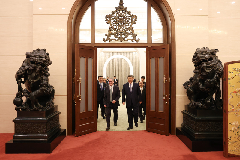 英國首相施凱爾(左)29日在北京人民大會堂與中國國家主席習近平(右)會談，兩人前後共處約3小時。（英國首相府提供）