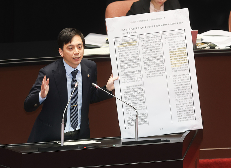 立法院30日舉行第11屆第4會期最後一次院會，立法
院組織法修法逐條討論時，國民黨立委牛煦庭（圖）
上台發言。
