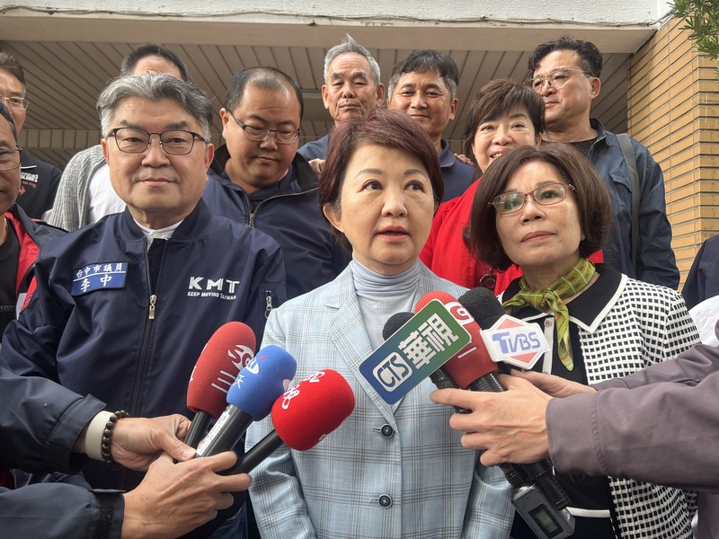 台中市長盧秀燕(前中)31日接受媒體聯訪。(中央社)