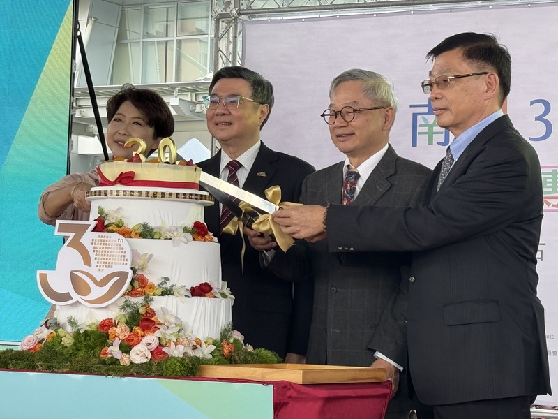 行政院長卓榮泰(左2)31日出席南部科學園區30年園慶，向集團結婚新人獻上祝福。(中央社)
