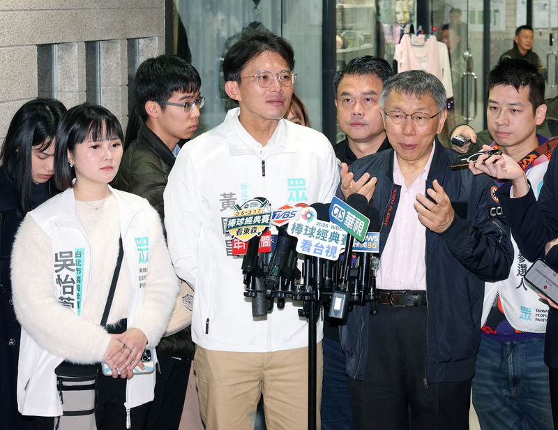 台灣民眾黨創黨主席柯文哲（前右）31日表示，「藍白合」的大戰略沒有改變，如果藍營議員候選人邀請他去站台，他的原則是行有餘力，都會互相幫忙。