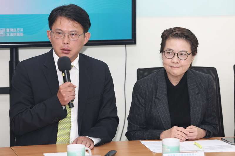 圖為黃國昌(左)、黃珊珊(右)等6人確定請辭，民眾黨立委2月大換血。資料照。