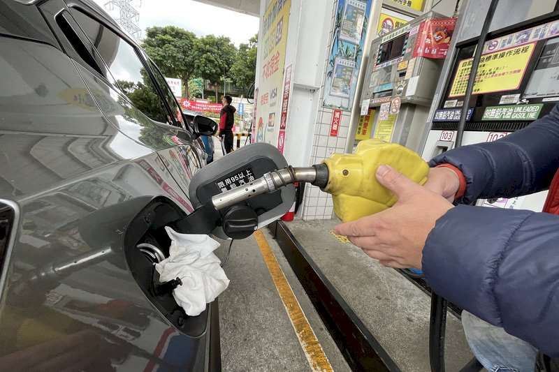 伊朗地緣政治緊張局勢導致國際油價上漲，若按照預估，19日凌晨零時起，汽油每公升調漲新台幣0.6至0.8元、柴油調漲0.7至0.9元。(圖：中央社)
