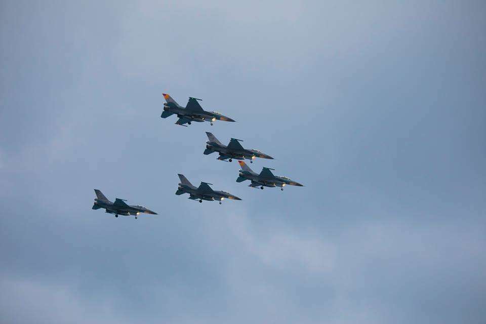 空軍飛官辛柏毅駕駛F-16V戰機夜訓失聯，軍方推測可能是空間迷向，不具名飛官指出，發生空間迷向時，飛行員須具備極強心理素質，強迫自己信賴儀表。圖為F-16戰機。資料照片(第5聯隊提供）