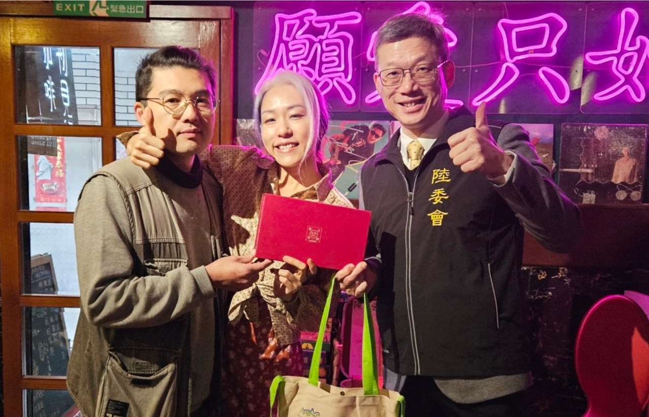 陸委會參事魯仲尼(右)致贈夫婦禮品。(策進會提供)