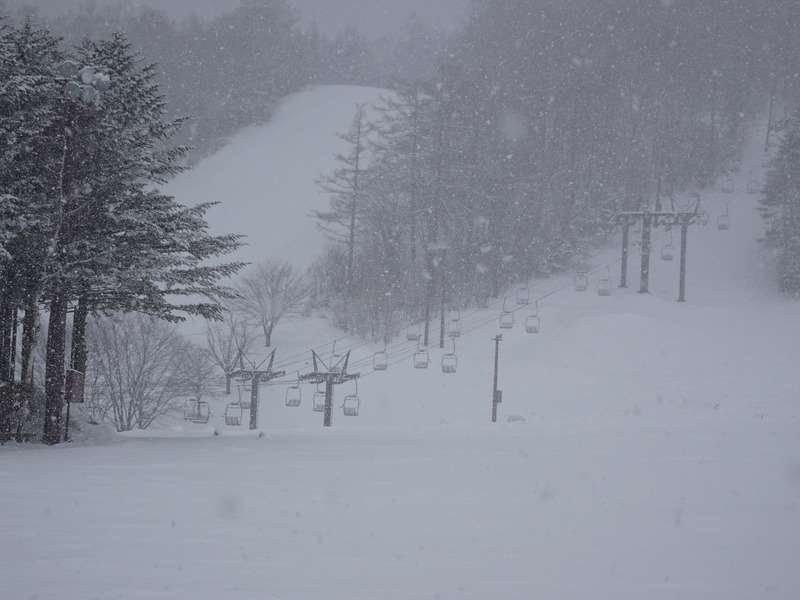日本滑雪場吸引許多海外遊客。圖為草津溫泉滑雪場。(中央社資料照片)。