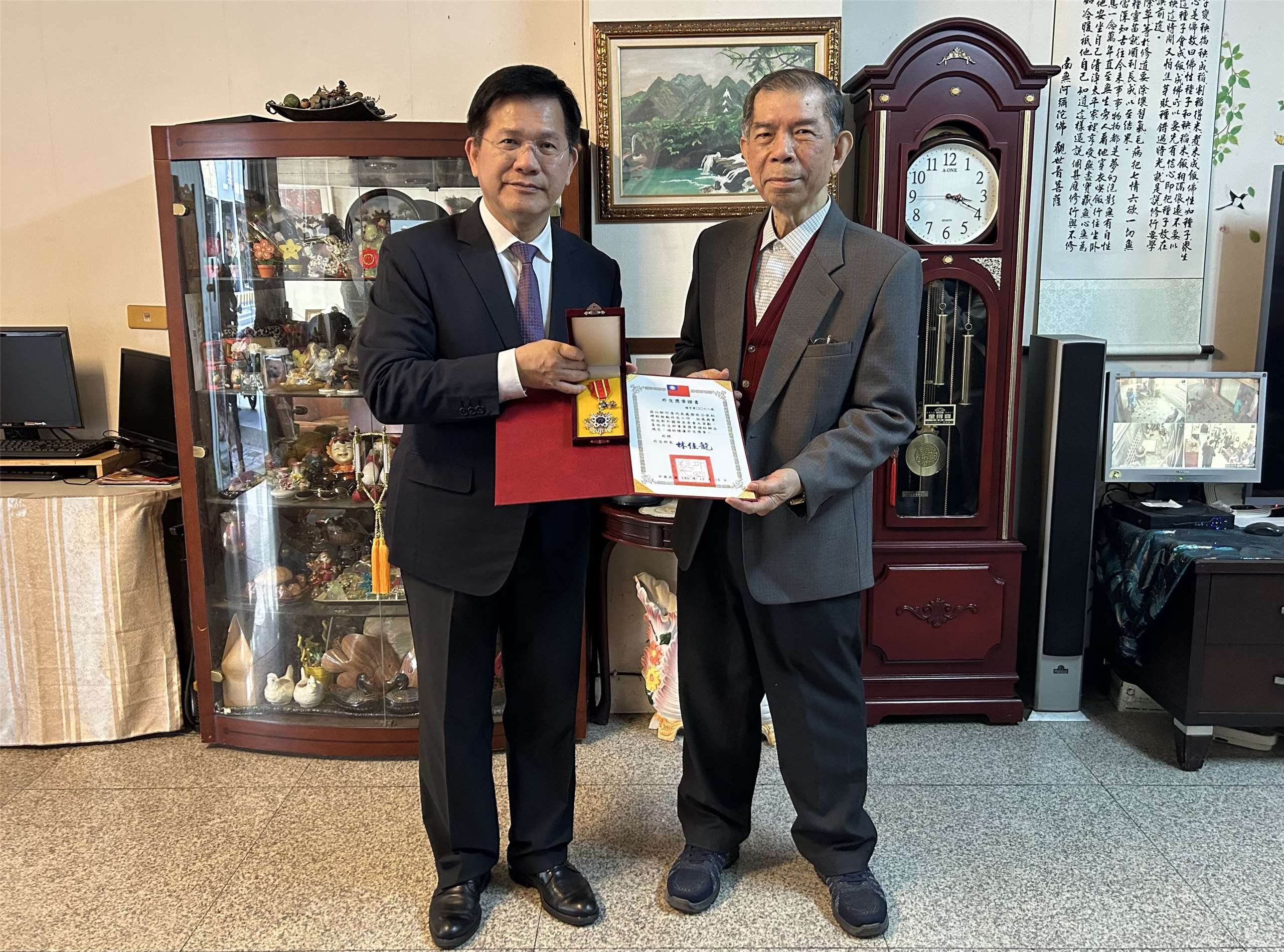 外交部林佳龍部長親赴台南向故謝柏輝公使的尊翁謝吉興（右一）致意，並頒贈謝公使服務獎章。圖：謝公使家屬提供