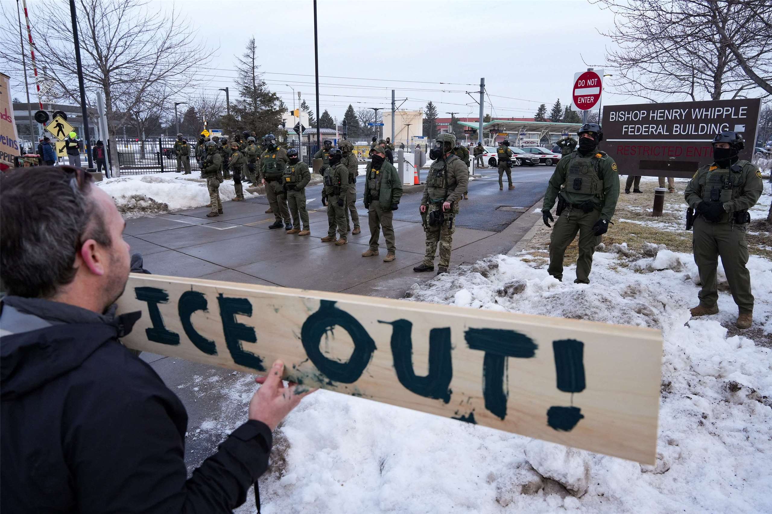 明尼蘇達州明尼阿波利斯市(Minneapolis)一名女子在川普政府最新移民掃蕩行動中，遭美國移民暨海關執法局(ICE)官員開槍打死，引發社會震盪。(路透社/達志影像)