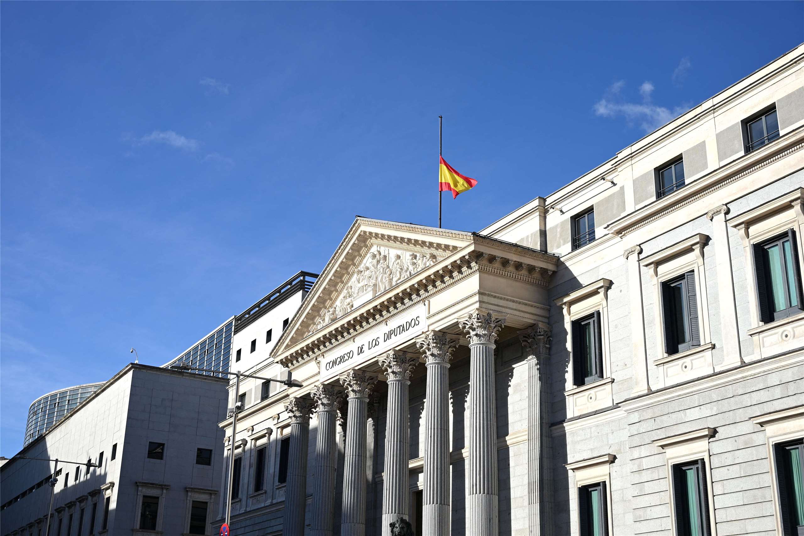 西班牙日前發生高速鐵路列車相撞事故，造成45人喪生，相關單位23日公布初步調查結果顯示，鐵軌疑似在事故發生前就已斷裂。圖為西班牙國旗在馬德里眾議院降半旗致哀。