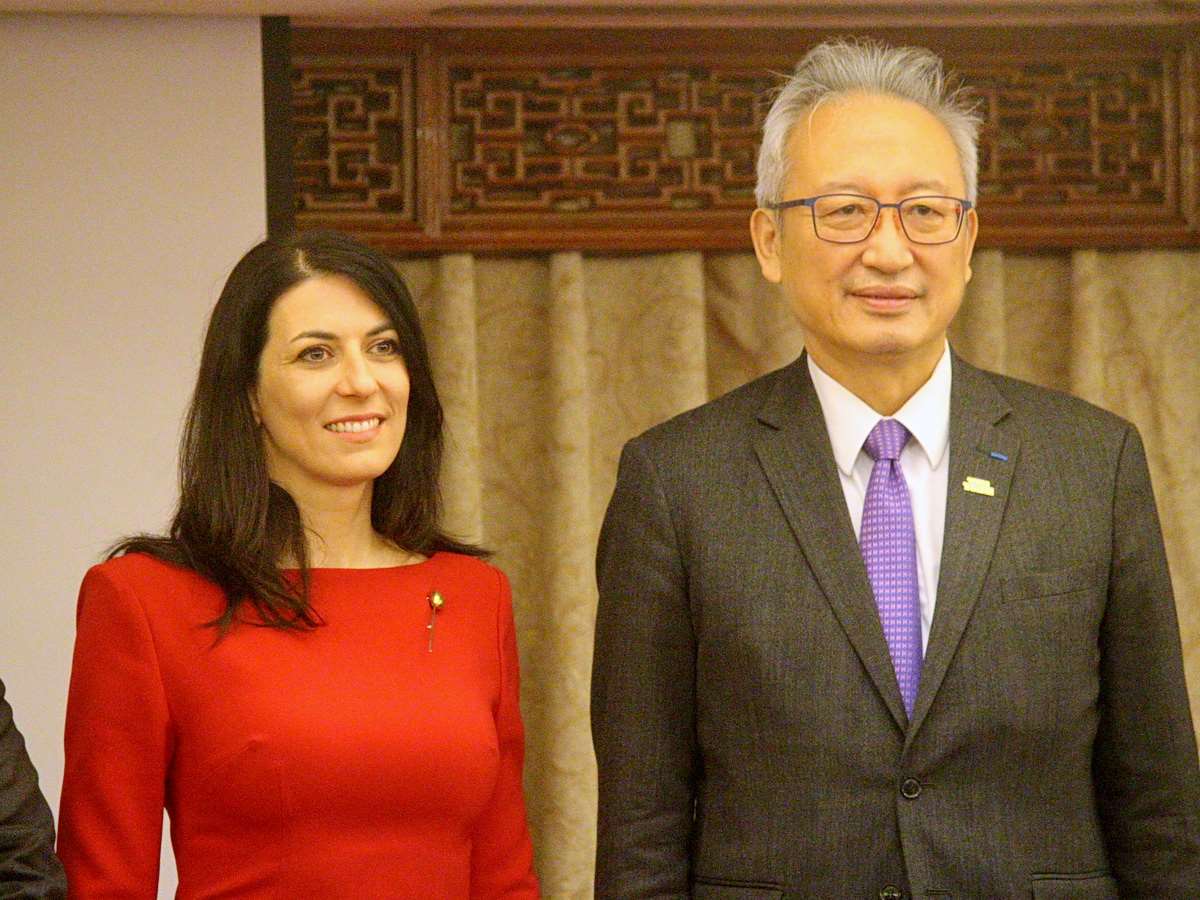 外交部次長吳志中(右)20日出席捷克前眾議長艾達莫娃(Marketa Pekarova Adamova，左)演講會時致詞表示，台歐理念相近夥伴的合作具戰略重要性 (央廣記者王照坤 攝)